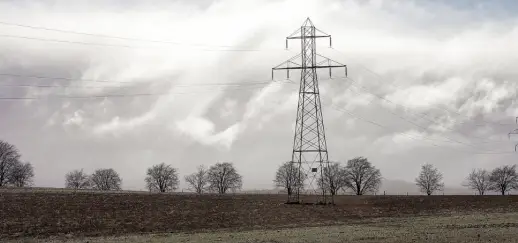 Wat is een veilige afstand tot hoogspanningslijnen?